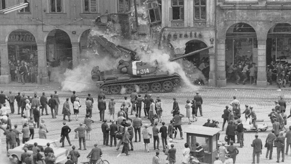 Ikonický snímek ze Srpna 1968, kdy sovětský tank naráží do podloubí v centru Liberce. Foto: Václav Toužimský